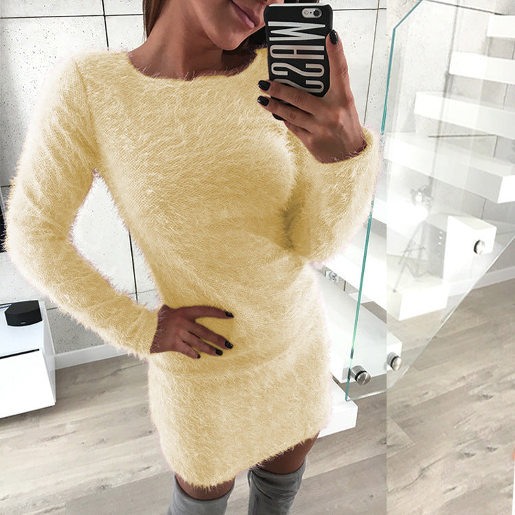 Elegant långärmad plyschklänning – medellång modell med rund hals för stil & komfort