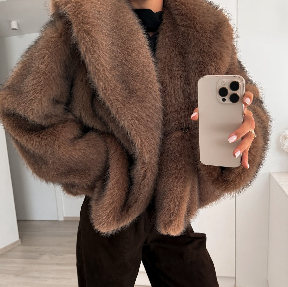 Brun Sammetslen Fluffkappa för Dam – Mjuk och Elegant Långärmad Damkappa