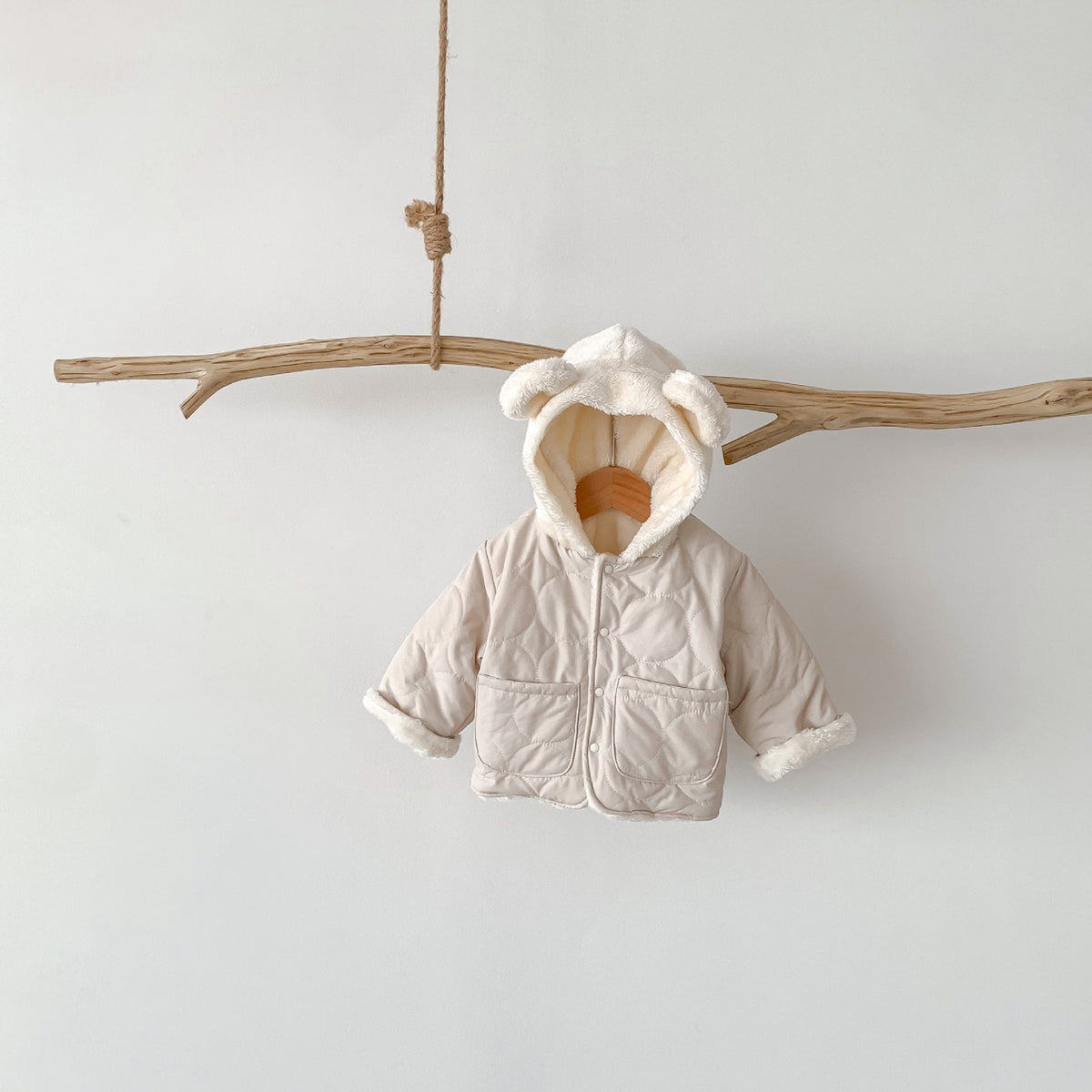 Mysig fleecefodrad jacka med quiltad design