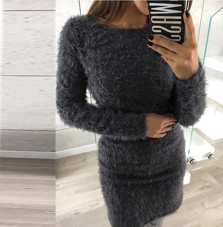 Elegant långärmad plyschklänning – medellång modell med rund hals för stil & komfort