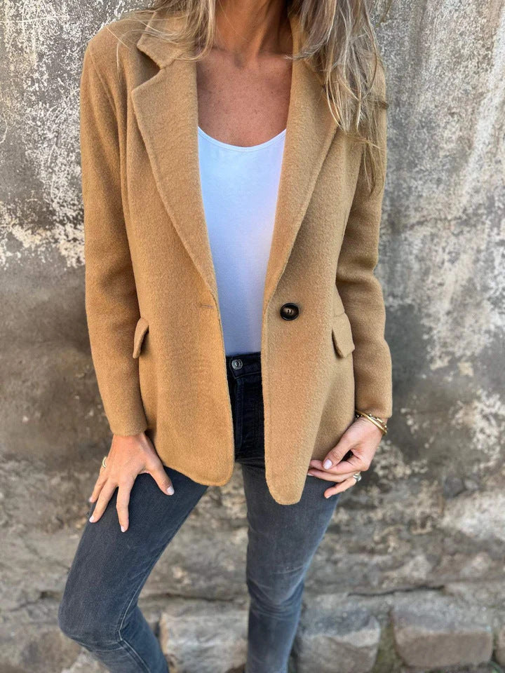 Kort blazer med knapp och kavajslag – vintertrend & pendlarstil