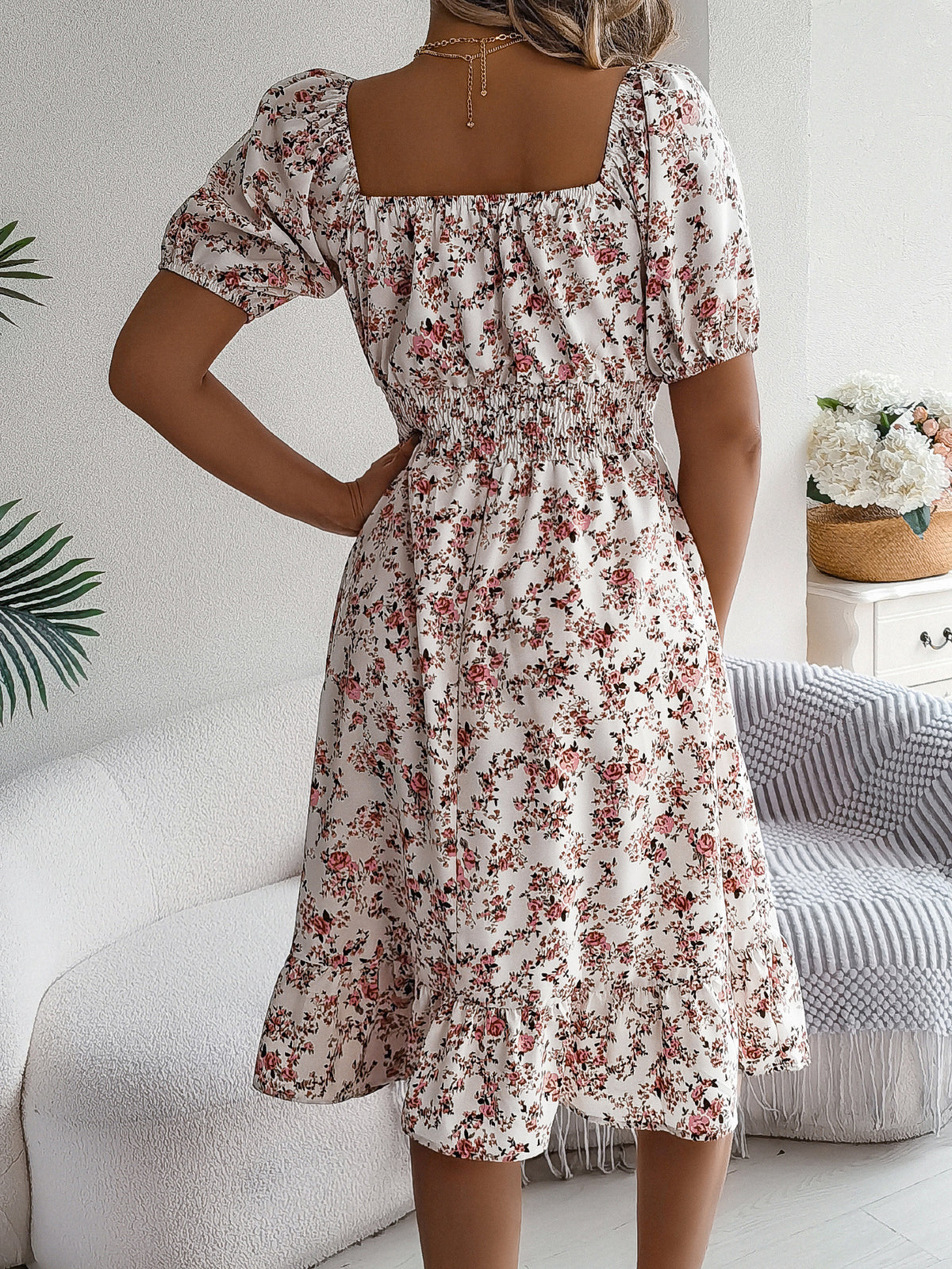 Blommig Klänning med Volanger – Somrig & Elegant Design