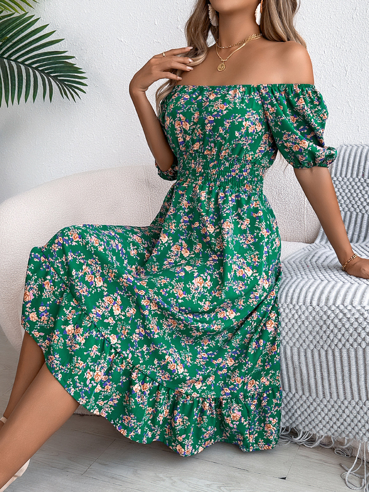 Blommig Klänning med Volanger – Somrig & Elegant Design