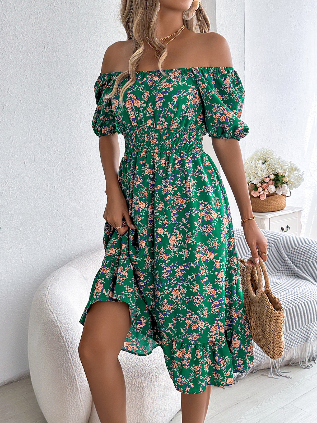 Blommig Klänning med Volanger – Somrig & Elegant Design