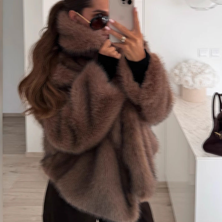 Brun Sammetslen Fluffkappa för Dam – Mjuk och Elegant Långärmad Damkappa