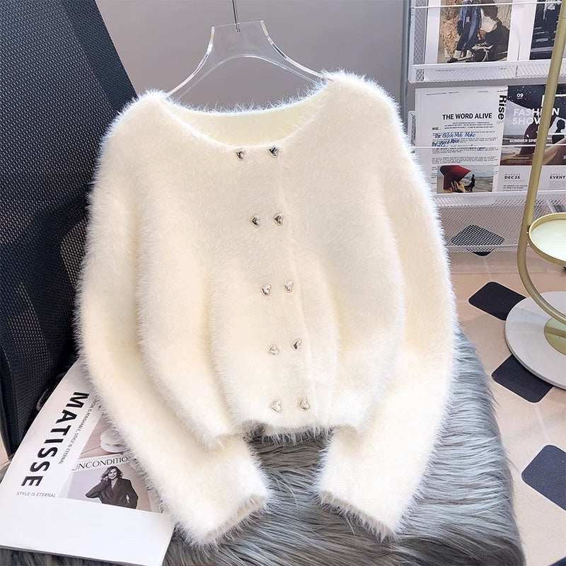 Fluffig Cardigan med Dekorativa Smyckesknappar – Mjuk och Elegant Damtröja