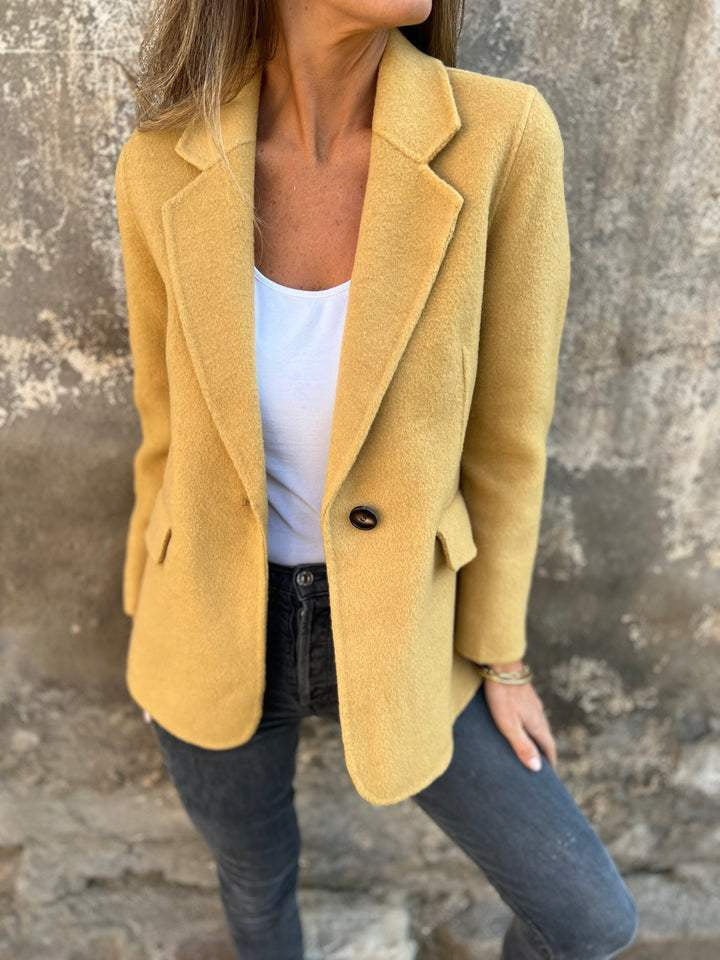 Kort blazer med knapp och kavajslag – vintertrend & pendlarstil