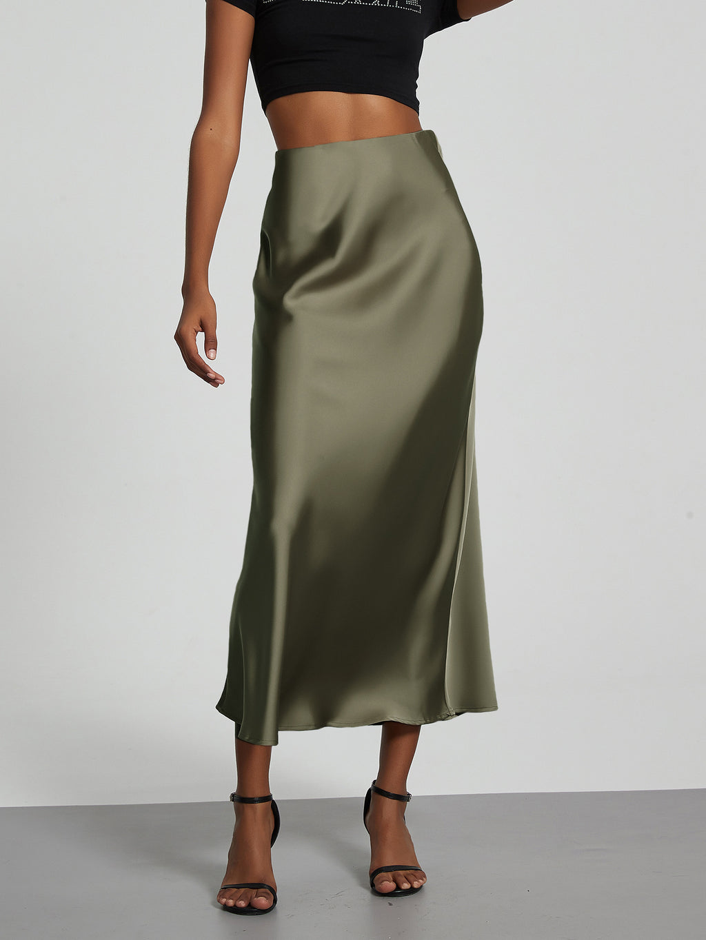 Elegant Satinkjol – Tidlös, Smickrande & Perfekt för Alla Tillfällen